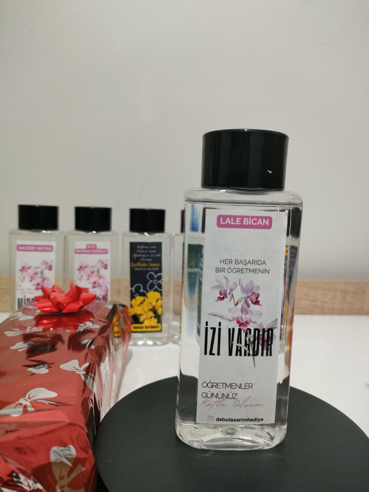 Öğretmenler Günü Hediyesi – İsme Özel 200 ml Hediyelik Kolonya (Özel Hediye Kutulu) İzi Vardır Model