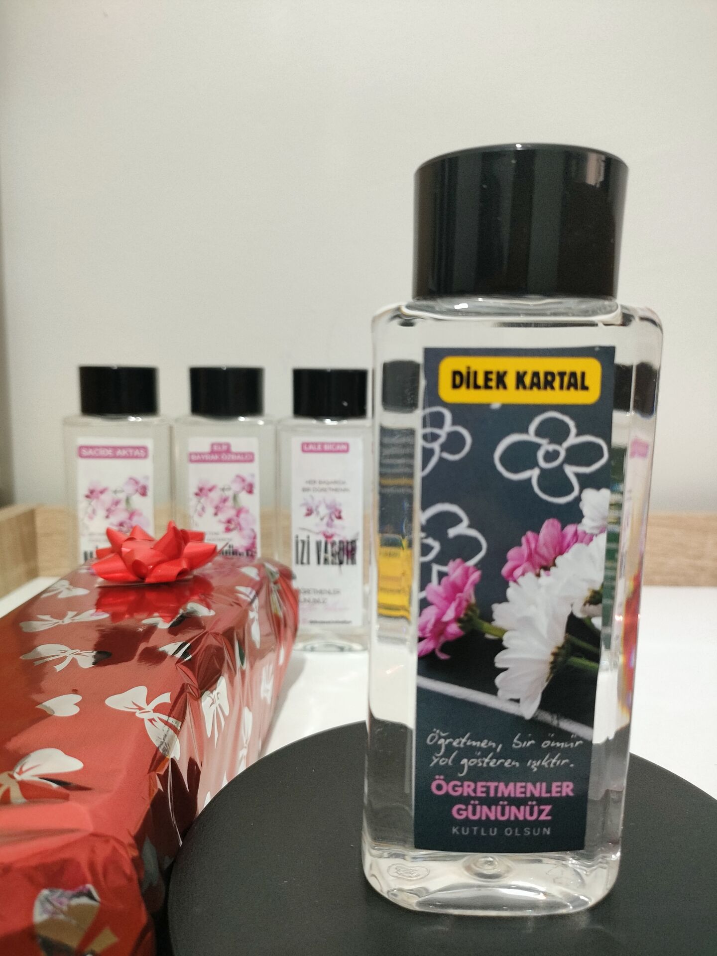 Öğretmenler Günü Hediyesi – İsme Özel 200 ml Hediyelik Kolonya (Özel Hediye Kutulu) Beyaz Pembe Çiçek Model
