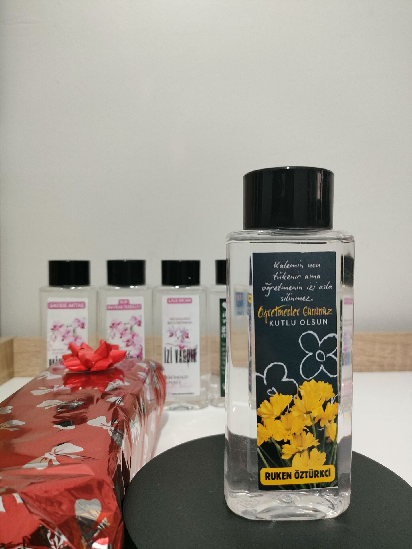 Öğretmenler Günü Hediyesi – İsme Özel 200 ml Hediyelik Kolonya (Özel Hediye Kutulu) Sarı Çiçekli Model