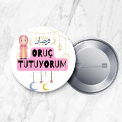 Oruç Tutuyorum Erkek Çocuk/Kız Çocuk İğneli Yaka Rozeti 58 mm Büyük Boy