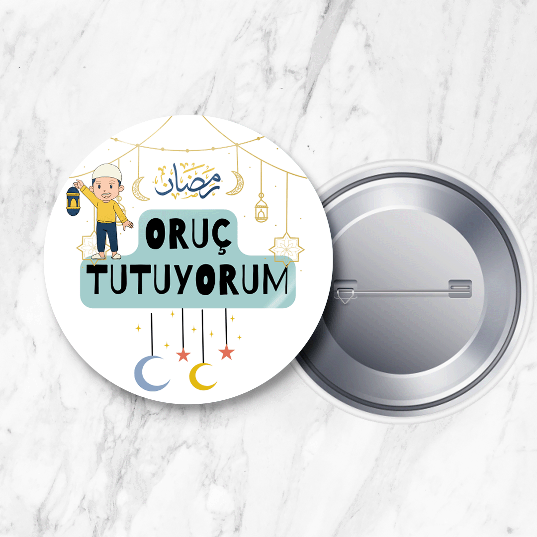 Oruç Tutuyorum Erkek Çocuk/Kız Çocuk İğneli Yaka Rozeti 58 mm Büyük Boy Erkek