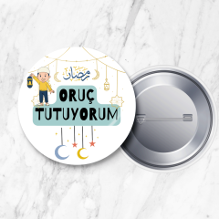 Oruç Tutuyorum Erkek Çocuk/Kız Çocuk İğneli Yaka Rozeti 58 mm Büyük Boy Erkek