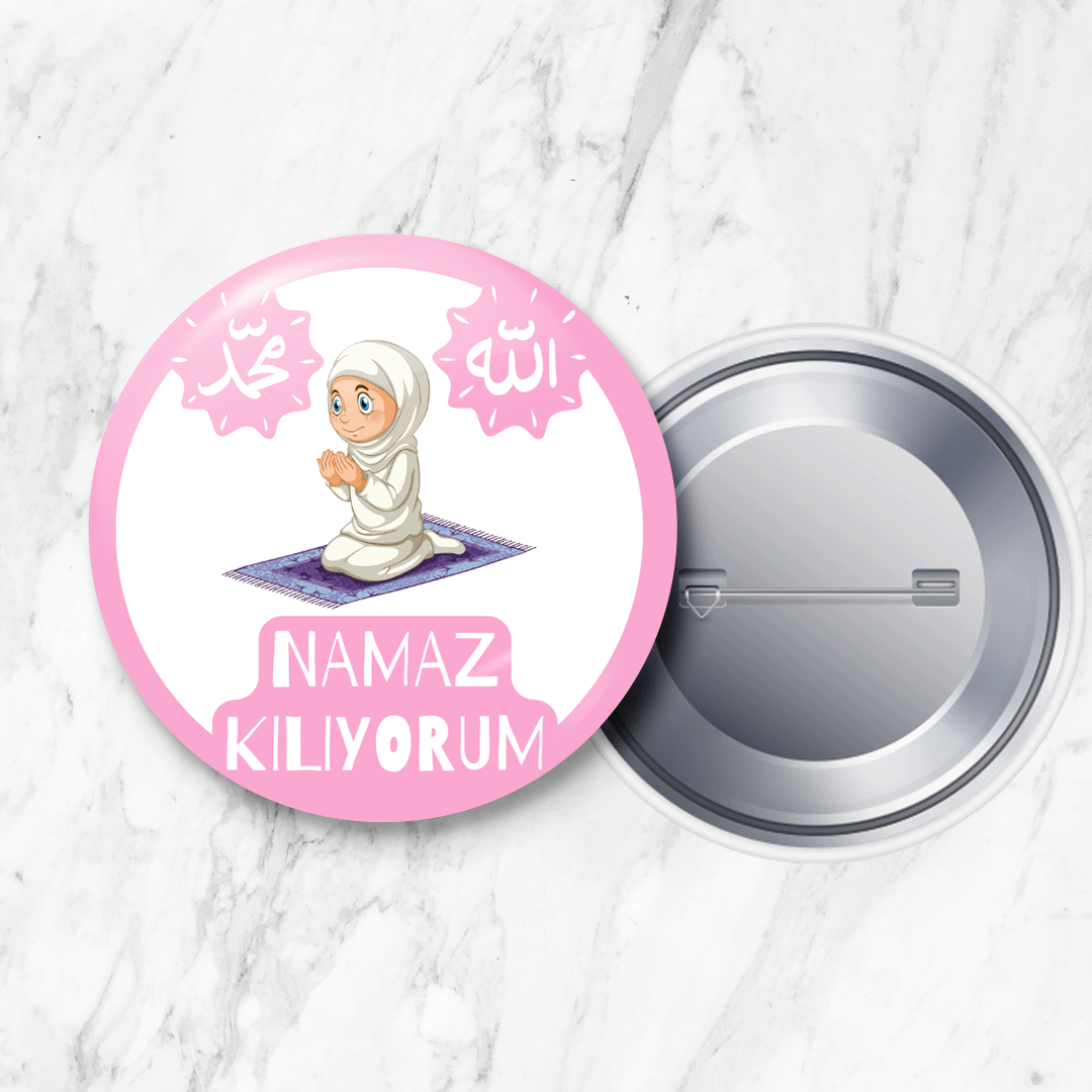 Namaz Kılıyorum Erkek Çocuk/Kız Çocuk İğneli Yaka Rozeti 58 mm Büyük Boy