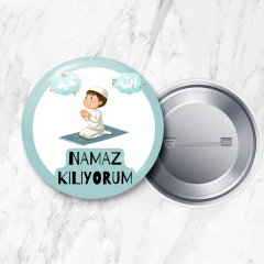 Namaz Kılıyorum Erkek Çocuk/Kız Çocuk İğneli Yaka Rozeti 58 mm Büyük Boy Erkek