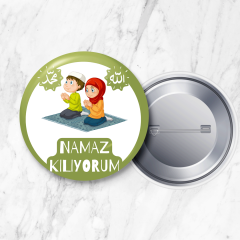 Çocuklar İçin Namaz Kılıyorum İğneli Yaka Rozeti 58 mm Büyük Boy