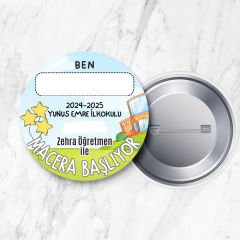İsim ve Sınıf/Şube Alanı Boş Öğretmene Özel Macera Başlıyor İğneli 58 mm Metal Yaka Rozeti