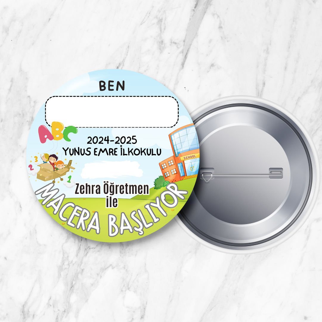 İsim ve Sınıf/Şube Alanı Boş Öğretmene Özel Macera Başlıyor İğneli 58 mm Metal Yaka Rozeti (Model No: 02)