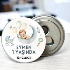 Ayda Uyuyan Çocuk Temalı Doğum Günü Hediyeliği 58 mm Buzdolabına Yapışabilen Açacak Magnet
