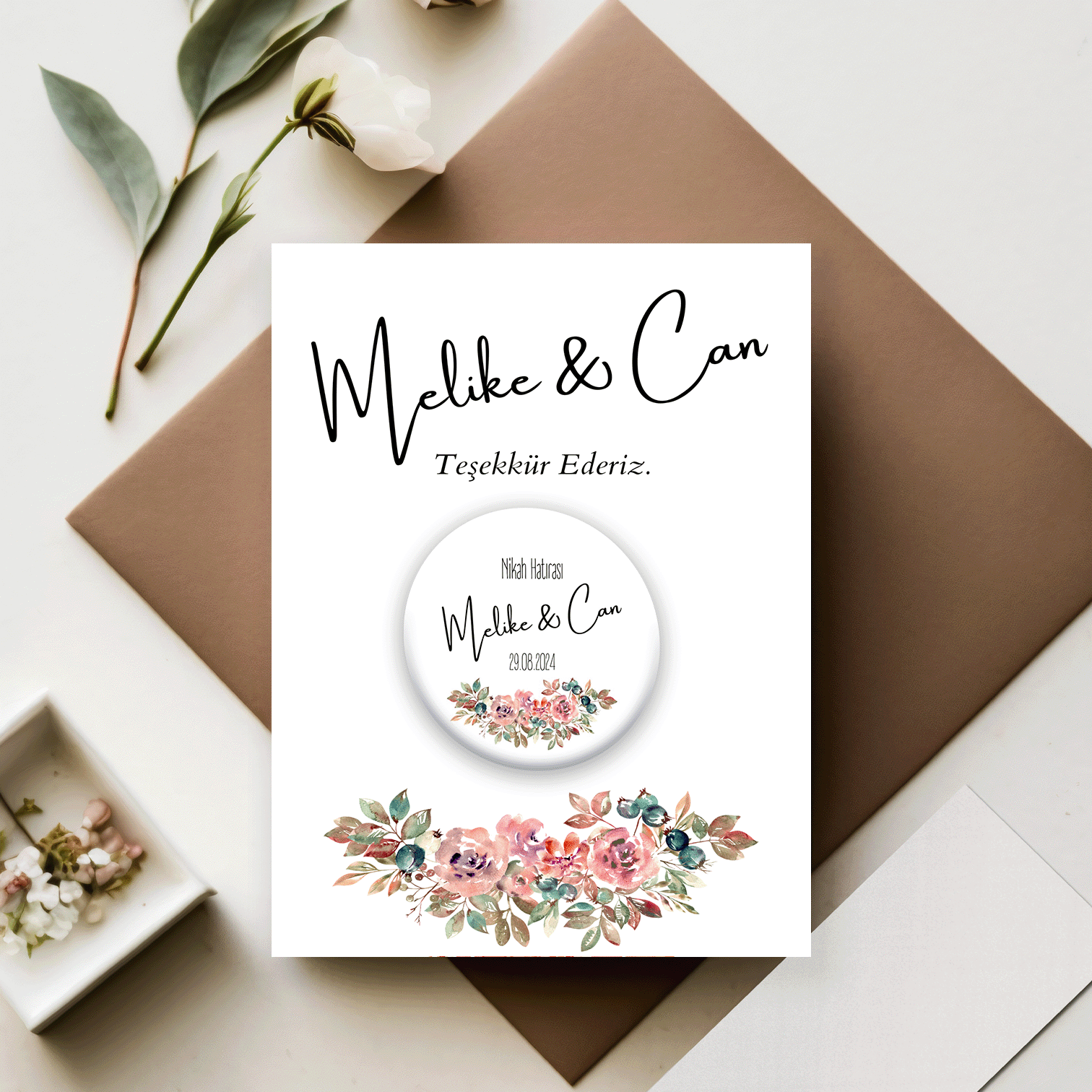 Altta Çiçek Detaylı Açacaklı Buzdolabı Magneti Düğün Hediyeliği (Model No: 02) Kartlı Jelatinli