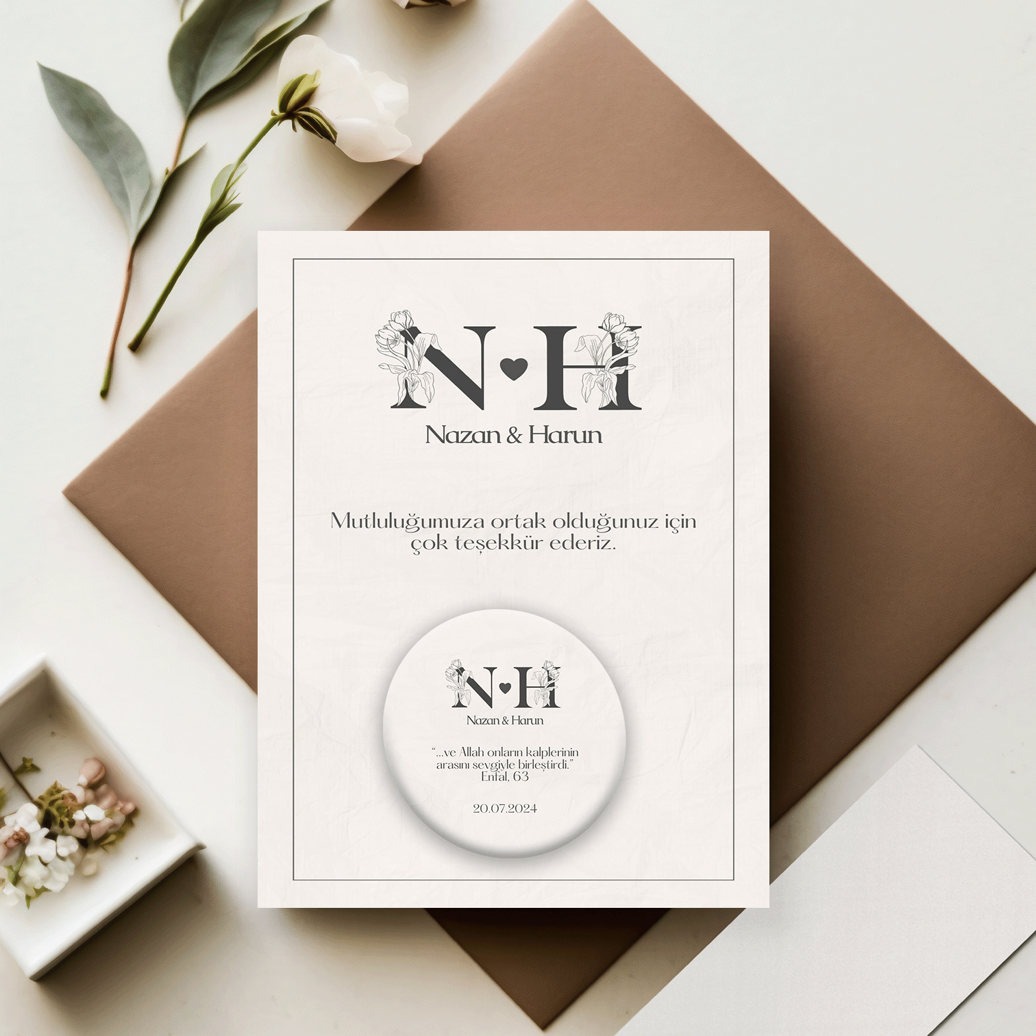 Çiçekli Baş Harfler Detaylı Açacaklı Buzdolabı Magneti Düğün Hediyeliği (Model No: 03) Kartlı Jelatinli