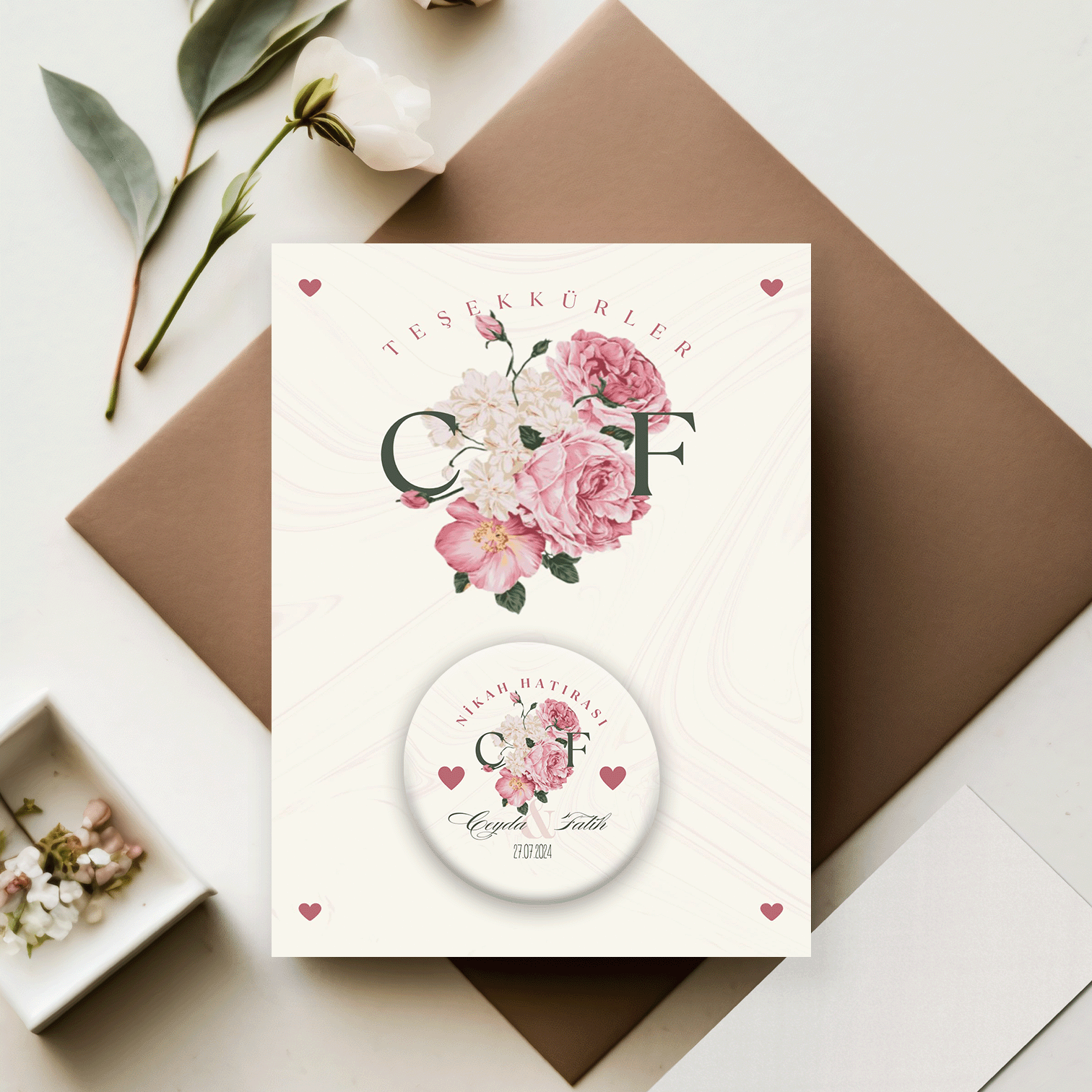 Buket İçinde Baş Harfler Detaylı Açacaklı Buzdolabı Magneti Nikah Hatırası (Model No: 04) Kartlı Jelatinli