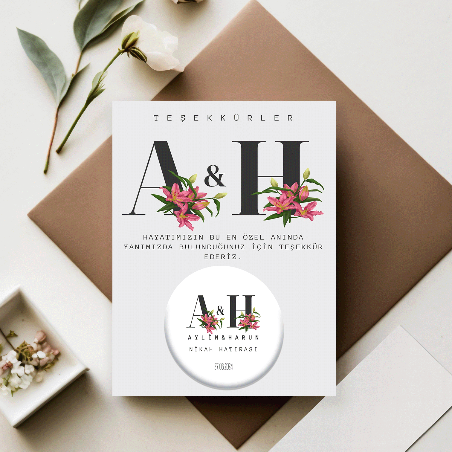 Çiçek İçinde Baş Harfler Detaylı Açacaklı Buzdolabı Magneti Düğün Hediyeliği (Model No: 05) Kartlı Jelatinli