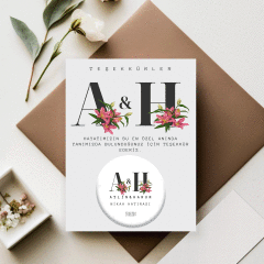 Çiçek İçinde Baş Harfler Detaylı Açacaklı Buzdolabı Magneti Düğün Hediyeliği (Model No: 05) Kartlı Jelatinli