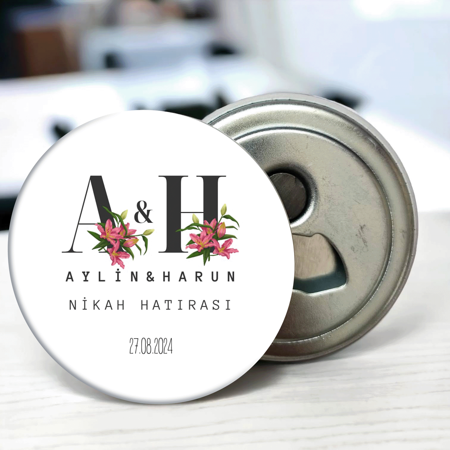 Çiçek İçinde Baş Harfler Detaylı Açacaklı Buzdolabı Magneti Düğün Hediyeliği (Model No: 05) Sadece Magnet (Jelatinli)