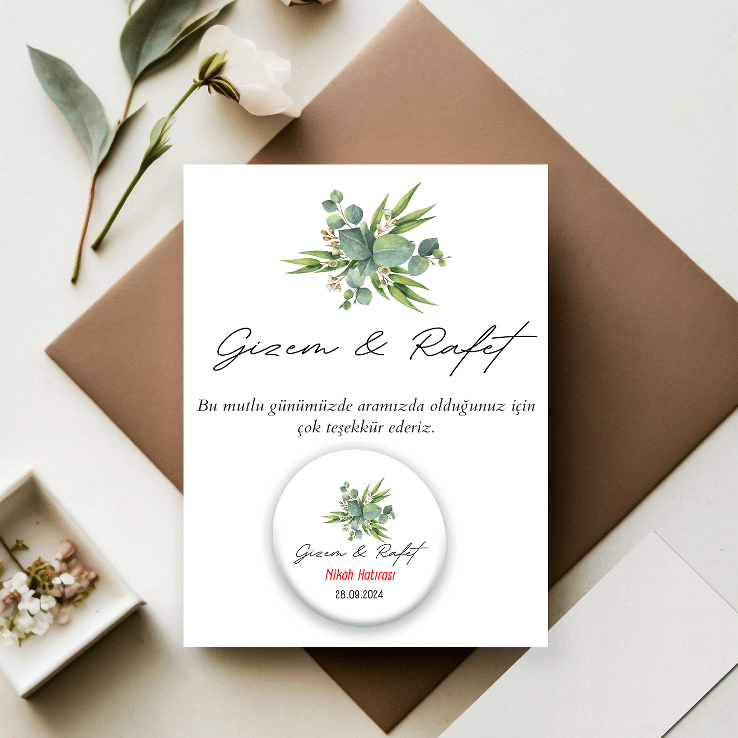 Üstte Çiçek Detaylı Açacaklı Buzdolabı Magneti Düğün Hediyeliği (Model No: 07) Kartlı Jelatinli