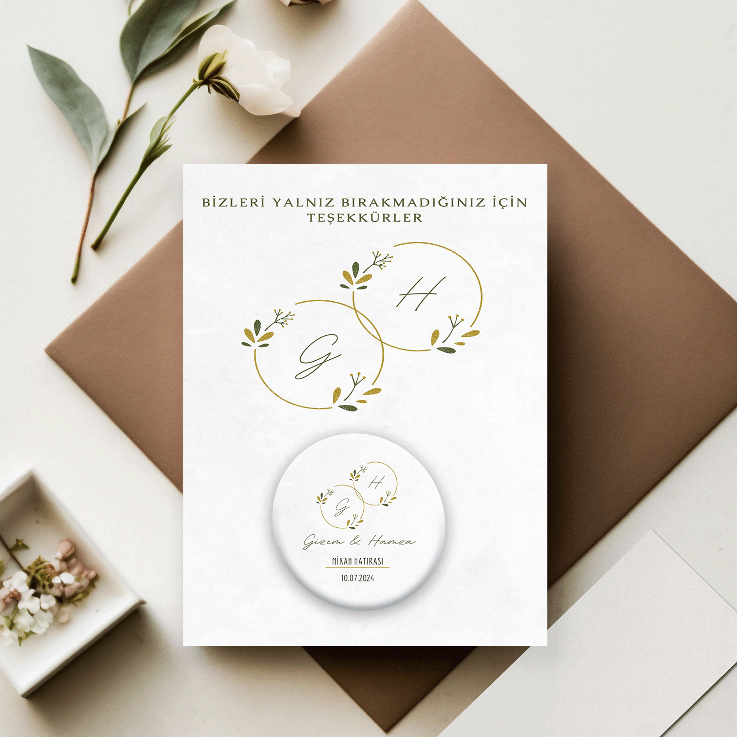 Çiçekli Yuvarlak Çerçeve Detaylı Açacaklı Buzdolabı Magneti Düğün Hediyeliği (Model No: 11) Kartlı Jelatinli