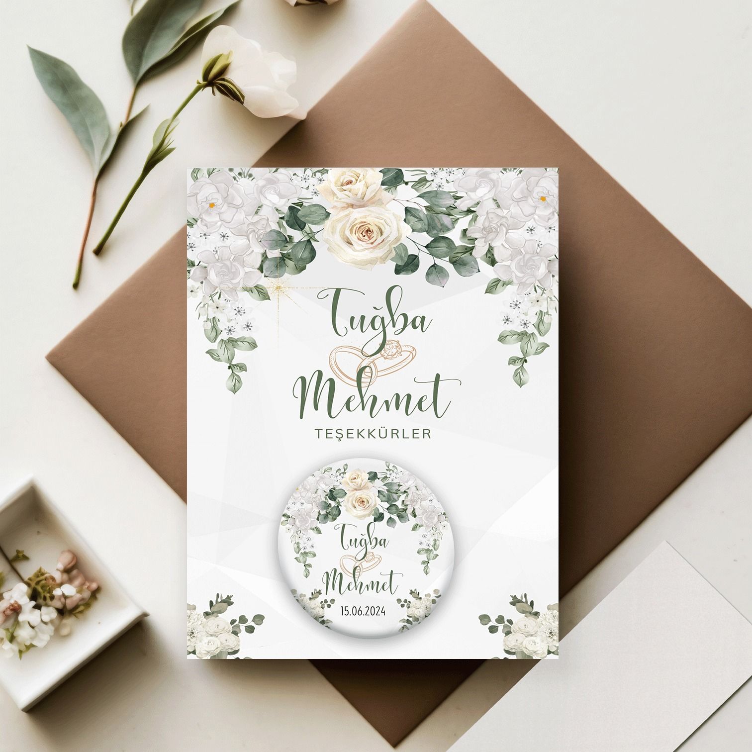 Beyaz Gül Detaylı Açacaklı Buzdolabı Magneti Düğün Hediyeliği (Model No: 13) Kartlı Jelatinli