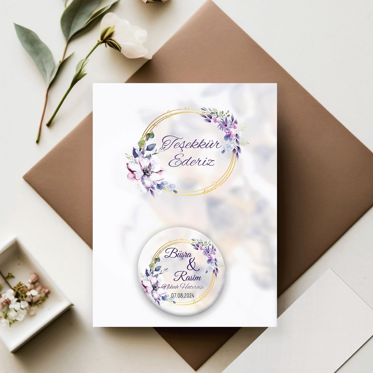 Lila Mor Çiçek Çerçeve Detaylı Açacaklı Buzdolabı Magneti Düğün Hediyeliği (Model No: 14) Kartlı Jelatinli