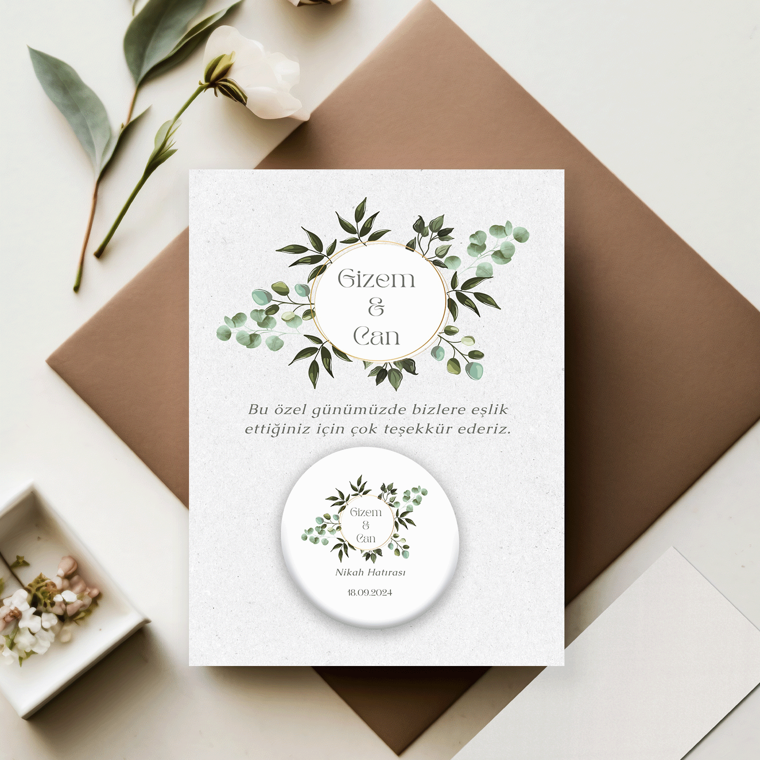 Yaprak Çerçevede İsim Detaylı Açacaklı Buzdolabı Magneti Düğün Hediyeliği (Model No: 15) Kartlı Jelatinli