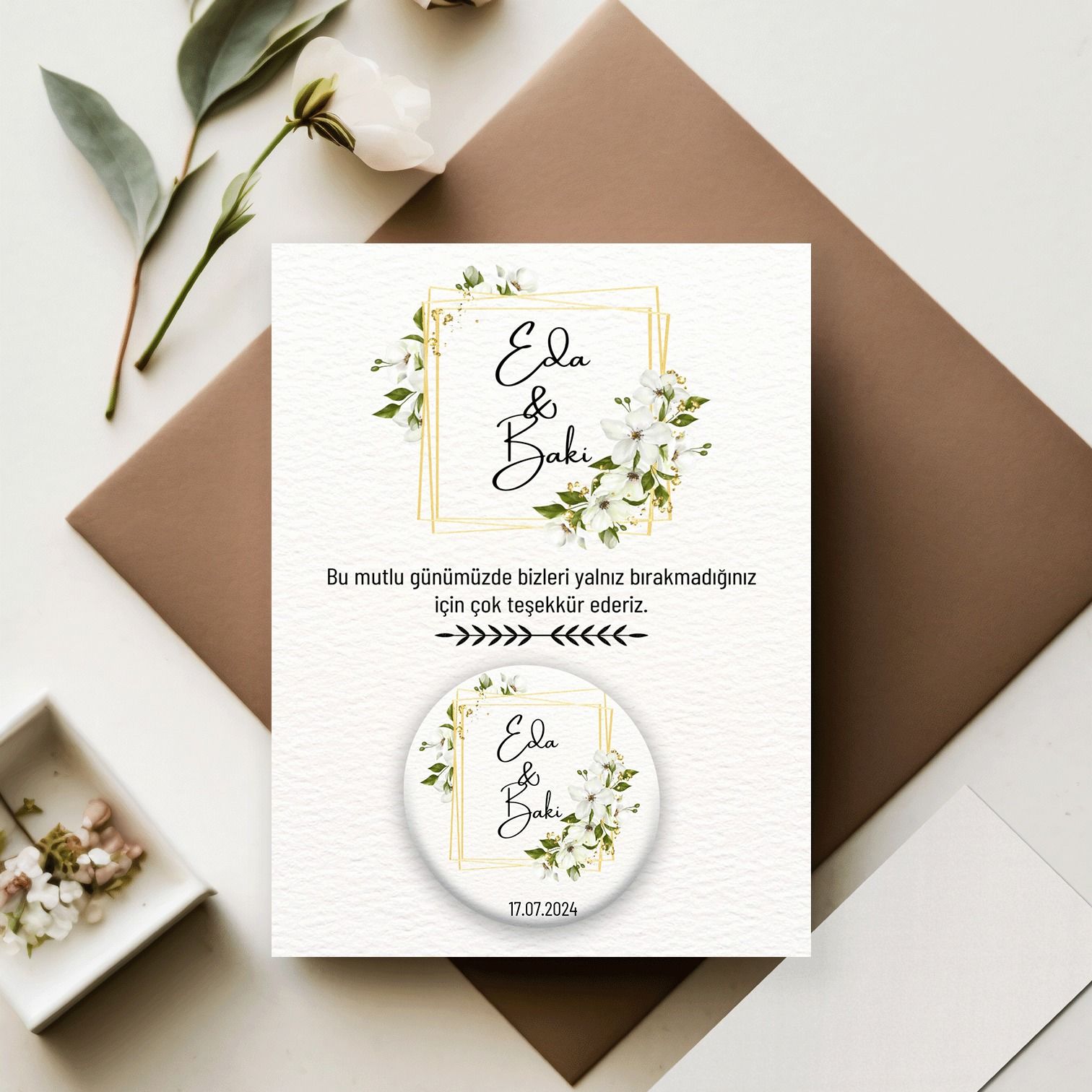 Köşeleri Çiçek Çerçeveli İsim Detaylı Açacaklı Buzdolabı Magneti Düğün Hediyeliği (Model No: 18) Kartlı Jelatinli