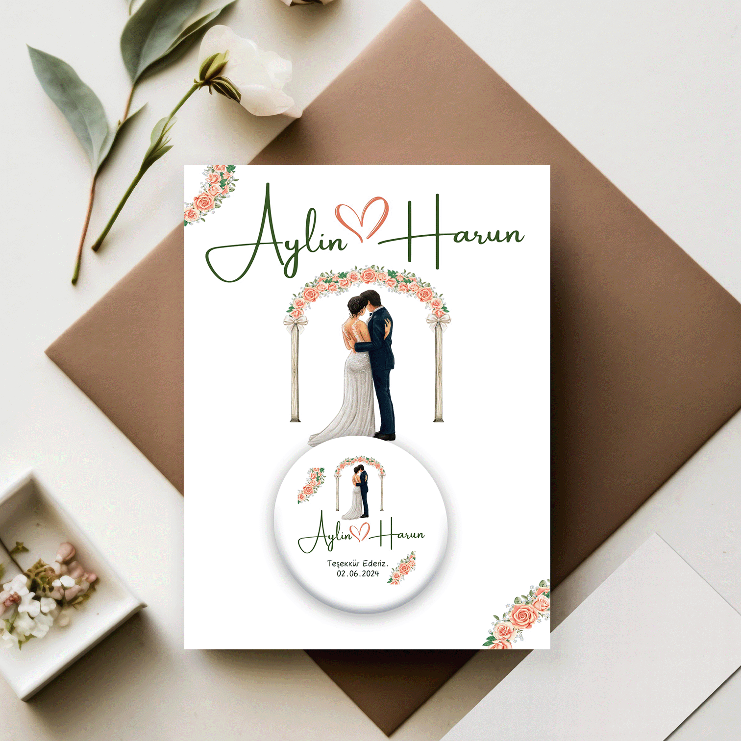 Köşeleri Çiçekli Gelin Damat Detaylı Açacaklı Buzdolabı Magneti Düğün Hediyeliği (Model No: 19) Kartlı Jelatinli